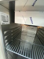 Öztiryakiler Tek Kapaklı Dik Tip Soğutucu +4